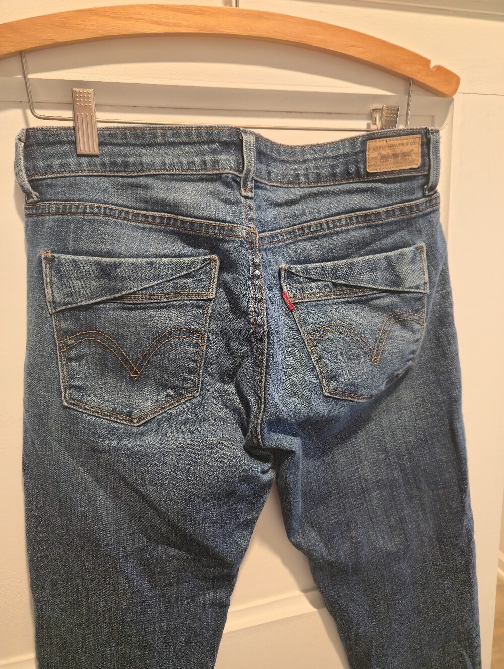 Levi's Straight Leg Women's Capri Jeans in Medium Blue Wash